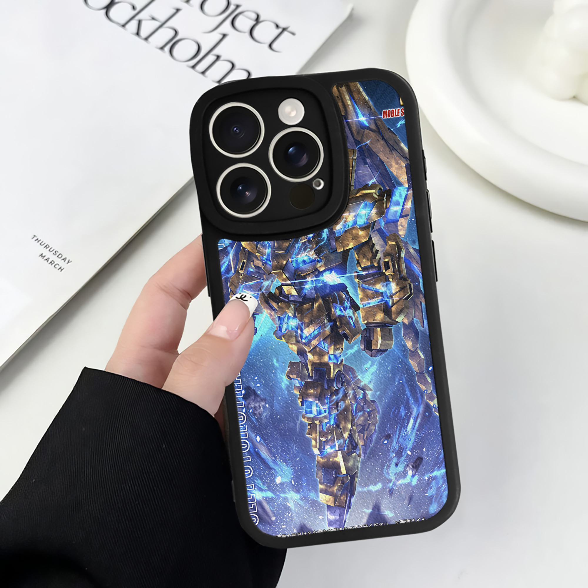 （画像用） 機動戦士ガンダム Mobile Suit Gundam 【iPhone 16シリーズ対応】シリコンスマホケース（レザー調） 材質：シリコン